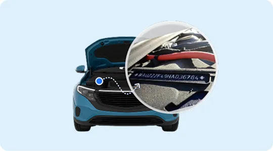 Öffnen Sie die Motorhaube und prüfen Sie die Vorderseite des Motorblocks. Die VIN ist meist auf einem Metallschild oder Aufkleber aufgedruckt und leicht zu sehen, sobald die Haube offen ist.