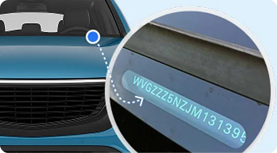 Stellen Sie sich außen auf die Fahrerseite und schauen Sie durch die Windschutzscheibe. Die VIN ist typischerweise auf einem kleinen Schild unten am Armaturenbrett eingraviert.